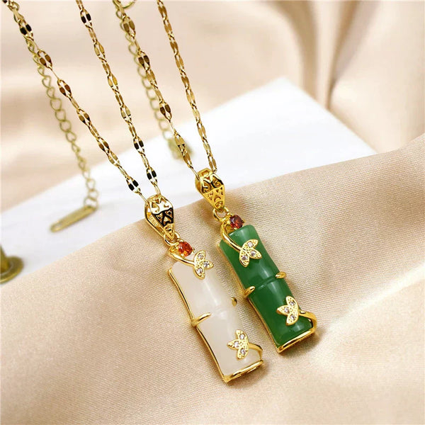Halsketting met jade amulet
